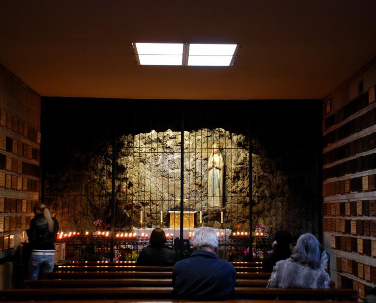 Beten in der Lourdes Grotte 